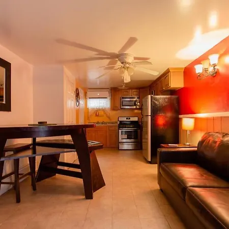 Large Apt, One Block To Train Apartamento